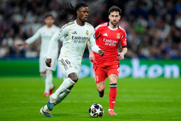 ESP: Real Madrid - SL Benfica. UEFA Champions League. Round of 16. Second Leg. Eduardo Camavinga of Real Madrid CF and Rafa Silva of SL Benfica during the UEFA Champions League match, between Real Madrid and SL Benfica, Round of 16, second leg, played at Santiago Bernabeu Stadium on February 25, 2026 in Madrid, Spain. kpng Copyright: xCesarxCebollax xPRESSINPHOTOx PS_260225_RMA_BEN_017