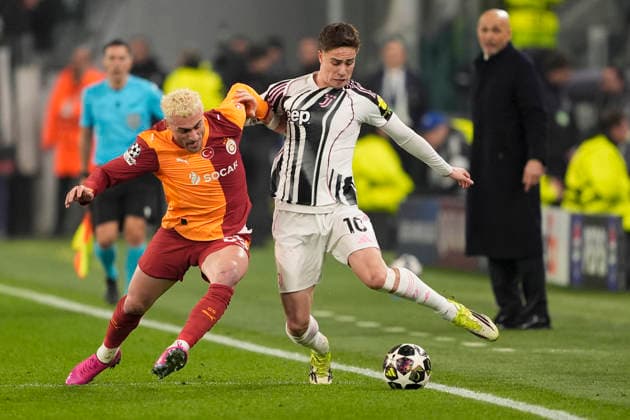 Galatasaray s Baris Yilmaz fights for the ball with Juventus Kenan Yildiz during the Uefa Champions League soccer match between Juventus and Galatasaray at the Allianz Stadium in Turin, playoff 2 2, north west Italy - January 25, 2026. - Soccer  Copyright: xFabioxFerrari LaPressex