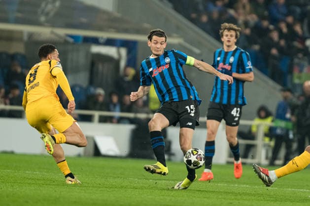 Marten de Roon seen during Champions League knock out play off game between teams of Atalanta Bergamo and Borussia Dortmund BVB (Kazimierz Koper Ball Raw Images) Bergamo Estadio Atleti Azzurri d Italia Italy Copyright: xKazimierzxKoperx kazimierzkoper_atalanta_borussia_2526FTR05528