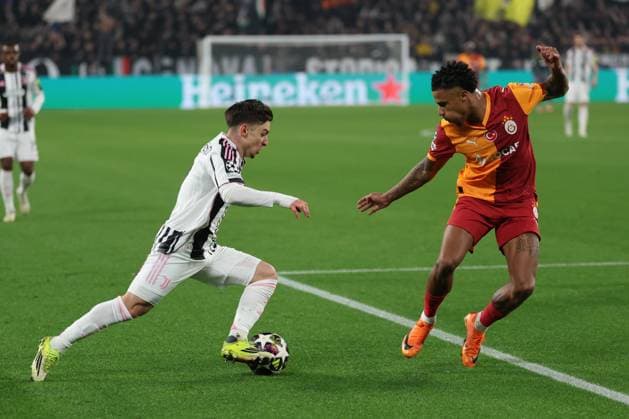 TURIN, ITALY, FEB. 25, 2026 SOCCER UEFA CHAMPIONS LEAGUE, JUVENTUS TURIN vs GALATASARAY Francisco Conceicao (Juventus) and Ismail Jakobs (Galatasaray) in one on one TURIN TURIN, ITALY Allianz Stadion Juventus Turin Allianz Stadion ITALY
