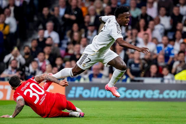 Real Madrid CF v SL Benfica - UEFA Champions League 2025 26 League Knockout Play-off Second Leg Vinicius Junior of Real Madrid (R) receives a foul from Nicolas Otamendi of SL Benfica (L) during the UEFA Champions League 2025 26 League Knockout Play-off Second Leg match between Real Madrid C.F. and SL Benfica at Estadio Santiago Bernabeu on February 25, 2026 in Madrid, Spain. Madrid Estadio Santiago Bernabeu Madrid Spain Copyright: xAlbertoxGardinx AGardin_20260225_Foot_Champ_Rea_Mad_Ben_0325