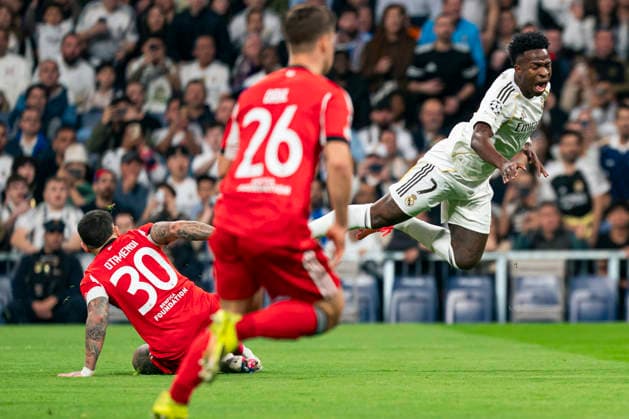 Real Madrid CF s Vinicius Junior (r) and SL Benfica s Nicolas Otamendi during Champions League 2025 2026, KO Play-Offs 2nd leg match. February 25, 2026. (2026022510)