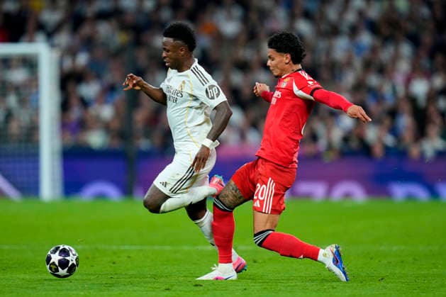 ESP: Real Madrid - SL Benfica. UEFA Champions League. Round of 16. Second Leg. Vinicius Junior of Real Madrid CF and Richard Rios of SL Benfica during the UEFA Champions League match, between Real Madrid and SL Benfica, Round of 16, second leg, played at Santiago Bernabeu Stadium on February 25, 2026 in Madrid, Spain. kpng Copyright: xCesarxCebollax xPRESSINPHOTOx PS_260225_RMA_BEN_021