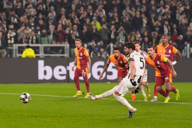 Juventus Manuel Locatelli scoring the 1-0 goal for his team during the Uefa Champions League soccer match between Juventus and Galatasaray at the Allianz Stadium in Turin, playoff 2 2, north west Italy - January 25, 2026. - Soccer  Copyright: xFabioxFerrari LaPressex