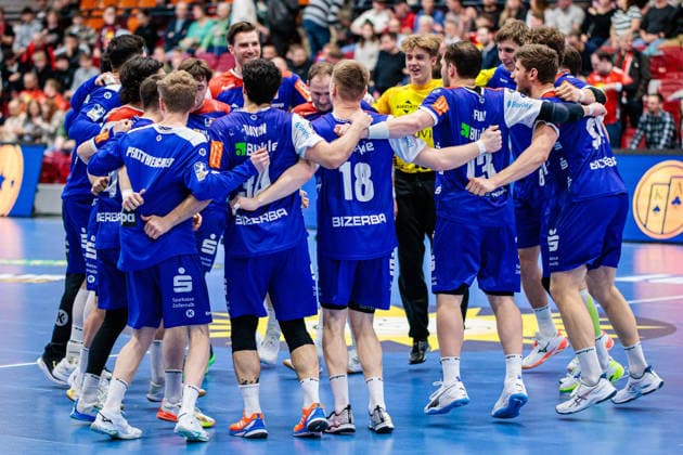 The team of HBW Balingen Weilstetten cheers after 25 27 victory GER, TuS N Luebbecke vs HBW Balingen Weilstetten, Handball, 2 Bundesliga, Matchday 21, Season 2025 2026, 25 02 2026 GER, TuS N Luebbecke vs HBW Balingen Weilstetten, Handball, 2 Bundesliga, Matchday 21, Season 2025 2026, 25 02 2026 Luebbecke Copyright: xEibner-Pressefoto JanxRollingerx EP_JSK