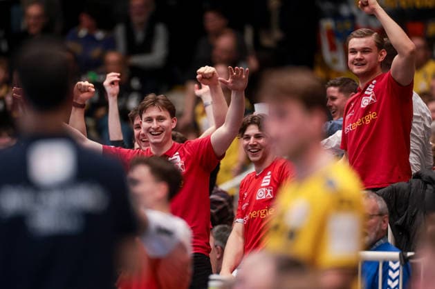 25 02 12 2025, Handball, Season 2025 2026, 2 Handball Bundesliga, 21 Matchday, TuSEM Essen HSG Krefeld Niederrhein, f l Valentin Clarius TuSEM Essen , Felix Göttler TuSEM Essen , Alexander Schoss TuSEM Essen cheering, Essen Am Hallo NRW Germany xRHR PHOTO DEx Copyright: DennisxEwert RHR-FOTOx RHR-FOTO DE