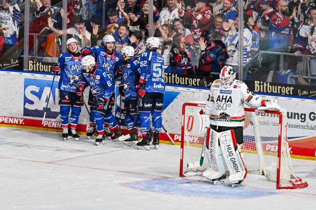 Penny DEL; Adler Mannheim - Augsburger Panther, 25.02.2026 MANNHEIM, DEUTSCHLAND - 25. FEBRUAR: Jubel der Hausherren nach dem Treffer zum 3-2 durch Marc MICHAELIS (Adler Mannheim 65) Tor Torschuetze Freude Happy während dem Match zwischen den Adler Mannheim und den Augsburger Panthern am 45. Spieltag der Penny DEL in der SAP Arena *** Penny DEL Adler Mannheim Augsburger Panther, 25 02 2026 MANNHEIM, GERMANY 25 FEBRUARY 2026 The home side cheer after Marc MICHAELIS scores to make it 3 2 Adler Mannheim 65 Goal Goal scorer Happy during the match between Adler Mannheim and Augsburger Panther on matchday 45 of the Penny DEL at the SAP Arena Copyright: xBEAUTIFULxSPORTS Goldbergx