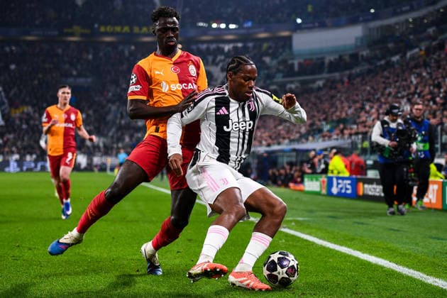 2026-02-25 Juventus FC v Galatasaray - UEFA Champions League 2025 26 League Knockout Play-off Second Leg TURIN, ITALY - FEBRUARY 25: Davinson Sanchez of Galatasaray SK battles for the ball with Jonathan David of Juventus FC during the UEFA Champions League 2025 26 League Knockout Play-off Second Leg match between Juventus FC and Galatasaray at Allianz Stadium on February 25, 2026 in Turin, Italy. (Photo by Alberto Gandolfo BSR Agency) Turin Italy Content not available for redistribution in The Netherlands directly or indirectly through any third parties. Copyright: xBSRxAgencyx