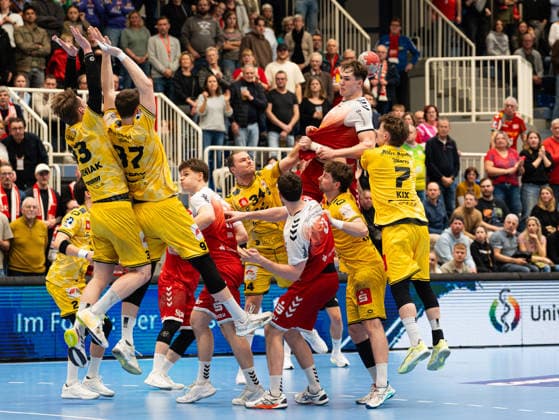 Tom Wolf TuSEM Essen, 26 at the goal throw against Joern Persson HSG Krefeld Niederrhein, 34 , Lars Jagieniak HSG Krefeld Niederrhein, 33 , Matija Mircic HSG Krefeld Niederrhein, 97 and Marvin Kix HSG Krefeld Niederrhein, 07 TuSEM Essen vs HSG Krefeld, Handball, 2 Bundesliga, Matchday 21, Season 2025 2026, 25 02 2026 TuSEM Essen vs HSG Krefeld, Handball, 2 Bundesliga, Matchday 21, Season 2025 2026, 25 02 2026 Essen Copyright: xEibner-Pressefoto DamianxKruczynx EP_DKI