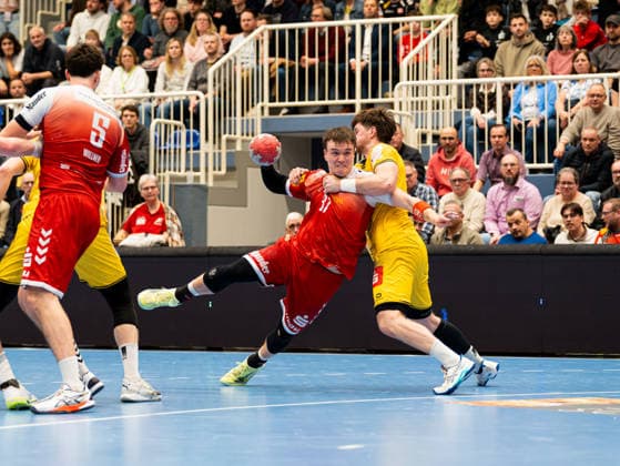 Max Neuhaus TuSEM Essen, 37 in duel against Lucas Schneider HSG Krefeld Niederrhein, 11 TuSEM Essen vs HSG Krefeld, Handball, 2 Bundesliga, 21 Matchday, Season 2025 2026, 25 02 2026 TuSEM Essen vs HSG Krefeld, Handball, 2 Bundesliga, 21 Matchday, Season 2025 2026, 25 02 2026 Essen Copyright: xEibner-Pressefoto DamianxKruczynx EP_DKI
