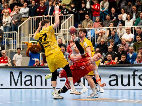 Max Neuhaus TuSEM Essen, 37 at the goal throw against Matija Mircic HSG Krefeld Niederrhein, 97 TuSEM Essen vs HSG Krefeld, Handball, 2 Bundesliga, 21 Matchday, Season 2025 2026, 25 02 2026 TuSEM Essen vs HSG Krefeld, Handball, 2 Bundesliga, 21 Matchday, Season 2025 2026, 25 02 2026 Essen Copyright: xEibner-Pressefoto DamianxKruczynx EP_DKI
