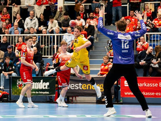 Lukas Siegler HSG Krefeld Niederrhein, 20 at goal throw against Finn Knaack TuSEM Essen, 12 TuSEM Essen vs HSG Krefeld, Handball, 2 Bundesliga, Matchday 21, Season 2025 2026, 25 02 2026 TuSEM Essen vs HSG Krefeld, Handball, 2 Bundesliga, Matchday 21, Season 2025 2026, 25 02 2026 Essen Copyright: xEibner-Pressefoto DamianxKruczynx EP_DKI