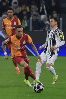 Juventus v Galatasaray - UEFA Champions League TURIN, ITALY, FEBRUARY 25: Noa Lang (L), of Galatasaray, in action past Francisco Conceicao (R), of Juventus, during the UEFA Champions League play-off second leg match between Juventus and Galatasaray at the Juventus Stadium in Turin, Italy, on February 25, 2026. Riccardo De Luca Anadolu Turin Italy. Editorial use only. Please get in touch for any other usage.  Copyright: x2026xAnadoluxRiccardoxDexLucax
