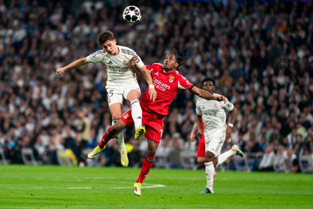 Real Madrid CF s Arda Guler (l) and SL Benfica s Leandro Barreiro during Champions League 2025 2026, KO Play-Offs 2nd leg match. February 25, 2026. (2026022525)