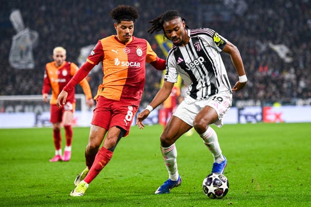 2026-02-25 Juventus FC v Galatasaray - UEFA Champions League 2025 26 League Knockout Play-off Second Leg TURIN, ITALY - FEBRUARY 25: Gabriel Sara of Galatasaray SK battles for the ball with Khephren Thuram of Juventus FC during the UEFA Champions League 2025 26 League Knockout Play-off Second Leg match between Juventus FC and Galatasaray at Allianz Stadium on February 25, 2026 in Turin, Italy. (Photo by Alberto Gandolfo BSR Agency) Turin Italy Content not available for redistribution in The Netherlands directly or indirectly through any third parties. Copyright: xBSRxAgencyx