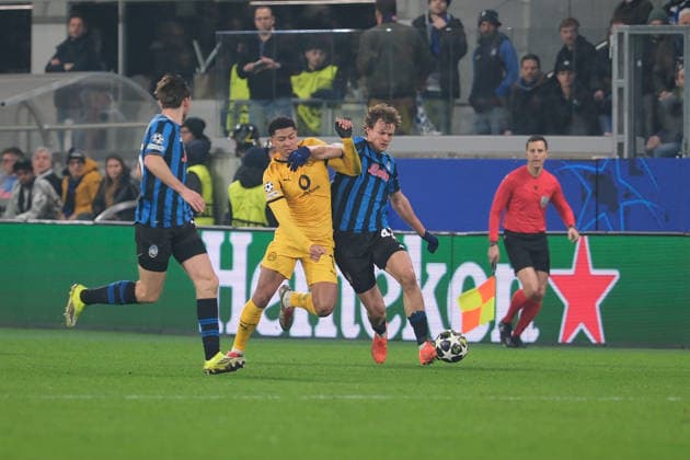 Atalanta BC v Borussia Dortmund - UEFA Champions League 2025 26 League Knockout Play-off Second Leg Jobe Bellingham of Ballspielverein Borussia 09 Dortmund contrasts with Lorenzo Bernasconi of Atalanta BC 1907 during the UEFA Champions League 2025 2026, Playoff Phase MD2 football match between Atalanta BC and Borussia Dortmund at New Balance Arena in Bergamo, Italy, on February 25, 2026. Bergamo Italy Italy  Copyright: xRobertoxTommasinix originalFilename:tommasini-atalanta260225_npgXD.jpg