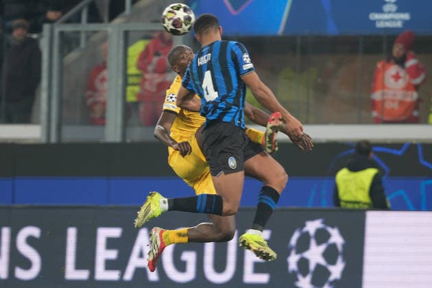 Atalanta BC v Borussia Dortmund - UEFA Champions League 2025 26 League Knockout Play-off Second Leg Isak Hien of Atalanta BC 1907 hits the ball during the UEFA Champions League 2025 2026, Playoff Phase MD2 football match between Atalanta BC and Borussia Dortmund at New Balance Arena in Bergamo, Italy, on February 25, 2026. Bergamo Italy Italy  Copyright: xRobertoxTommasinix originalFilename:tommasini-atalanta260225_npTtP.jpg