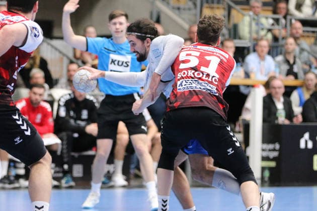 25 02 2026 Handball Men 2025 2026 2 Handball Bundesliga 21 Matchday HSG Nordhorn Lingen Dessau Roßlauer HV 06 EmslandArena Lingen Jakub Powarzynski Dessau, 14, white in duel with Luka Sokolic Nordhorn, 51, red Lingen Ems Lower Saxony Germany