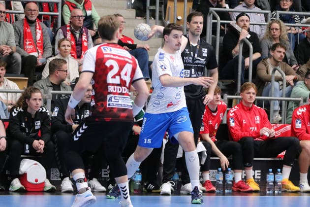 25 02 2026 Handball Men 2025 2026 2 Handball Bundesliga 21 Matchday HSG Nordhorn Lingen Dessau Roßlauer HV 06 EmslandArena Lingen Marcel Nowak Dessau, 15, white plays a pass Lingen Ems Lower Saxony Germany