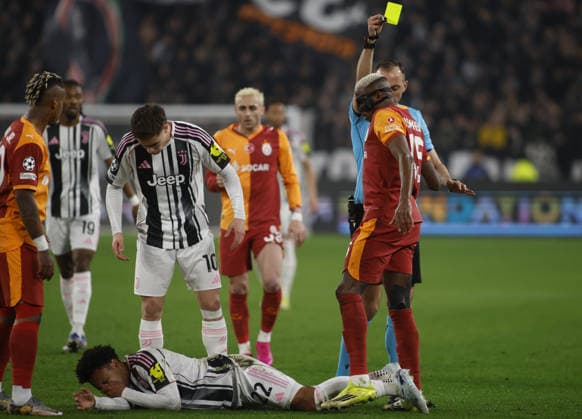 Referee showing a yellow card to Victor Osimhen of Galatasaray SK during the Uefa Champions League, second leg play-off, season 2025-2026, football match between, Juventus FC and Galatasaray SK on 25 February 2026 at Allianz Stadium, Turin, Italy Photo Nderim Kaceli  Copyright: xNderimxKaceli IPAxSportx xipa-agency.netx xx IPA_72024554 IPA_Agency_IPA72024554