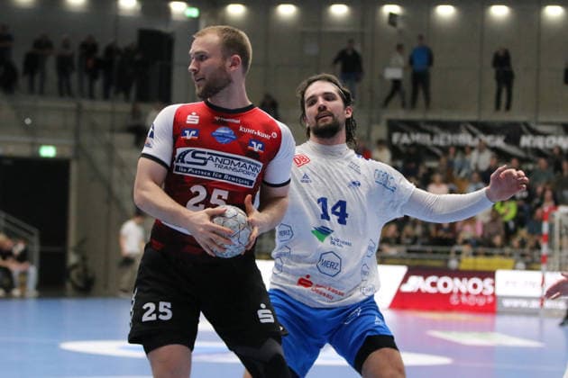 25 02 2026 Handball Men 2025 2026 2 Handball Bundesliga 21 Matchday HSG Nordhorn Lingen Dessau Roßlauer HV 06 EmslandArena Lingen Jaris Tobeler Nordhorn, 25, red on the ball Lingen Ems Lower Saxony Germany