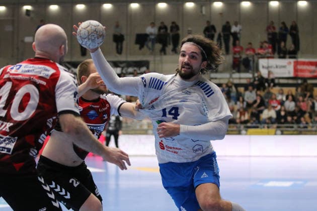 25 02 2026 Handball Men 2025 2026 2 Handball Bundesliga 21 Matchday HSG Nordhorn Lingen Dessau Roßlauer HV 06 EmslandArena Lingen Jakub Powarzynski Dessau, 14, white is held by Jaris Tobeler Nordhorn, 25, red Lingen Ems Lower Saxony Germany
