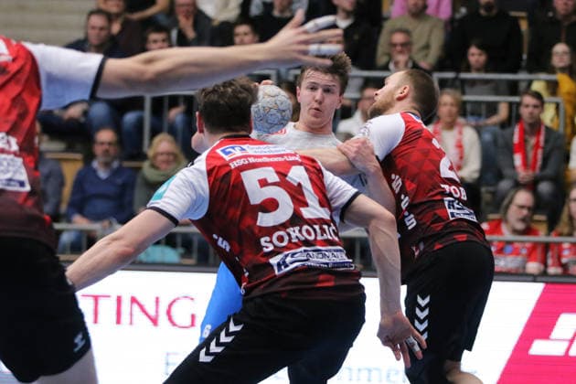 25 02 2026 Handball Men 2025 2026 2 Handball Bundesliga 21 Matchday HSG Nordhorn Lingen Dessau Roßlauer HV 06 EmslandArena Lingen Fritz Leon Haake Dessau, 6, white in a duel with Jaris Tobeler Nordhorn, 25, red and Luka Sokolic Nordhorn, 51, red Lingen Ems Lower Saxony Germany