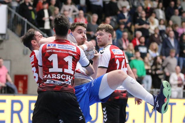 25 02 2026 Handball Men 2025 2026 2 Handball Bundesliga 21 Matchday HSG Nordhorn Lingen Dessau Roßlauer HV 06 EmslandArena Lingen Marcel Nowak Dessau, 15, white in duel with Björn Zintel Nordhorn, 23, red and Tarek Marschall Nordhorn, 11, red Lingen Ems Lower Saxony Germany