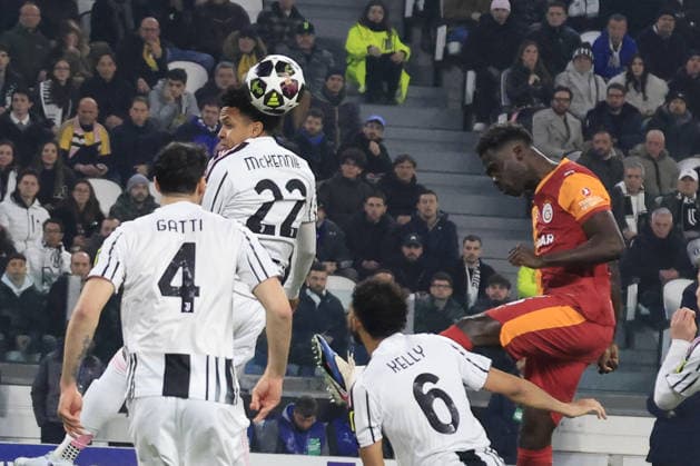 Juventus v Galatasaray - UEFA Champions League TURIN, ITALY, FEBRUARY 25: Davinson Sanchez (R), of Galatasaray, heads the ball during the UEFA Champions League round of 16 play-off second leg match between Juventus and Galatasaray at the Juventus Stadium in Turin, Italy, on February 25, 2026. Riccardo De Luca Anadolu Turin Italy. Editorial use only. Please get in touch for any other usage.  Copyright: x2026xAnadoluxRiccardoxDexLucax