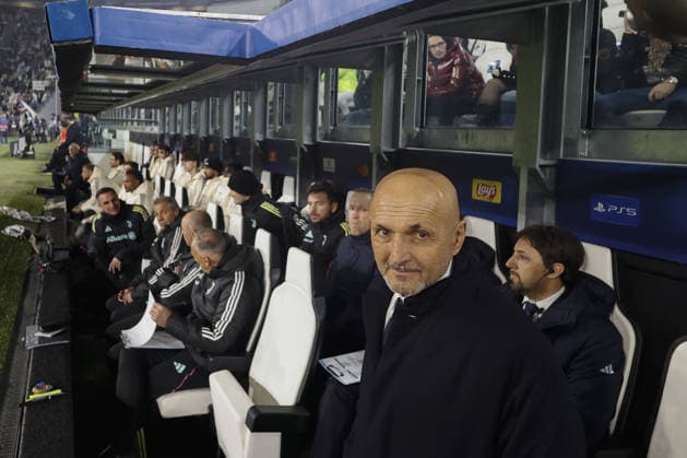 Juventus v Galatasaray - UEFA Champions League TURIN, ITALY, FEBRUARY 25: Luciano Spalletti, head coach of Juventus, waits for the start of the UEFA Champions League round of 16 play-off second leg match between Juventus and Galatasaray at the Juventus Stadium in Turin, Italy, on February 25, 2026. Riccardo De Luca Anadolu Turin Italy. Editorial use only. Please get in touch for any other usage.  Copyright: x2026xAnadoluxRiccardoxDexLucax
