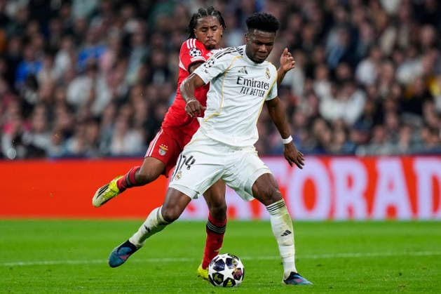 ESP: Real Madrid - SL Benfica. UEFA Champions League. Round of 16. Second Leg. Leandro Barreiro of SL Benfica and Aurelien Tchouameni of Real Madrid CF during the UEFA Champions League match, between Real Madrid and SL Benfica, Round of 16, second leg, played at Santiago Bernabeu Stadium on February 25, 2026 in Madrid, Spain. kpng Copyright: xCesarxCebollax xPRESSINPHOTOx PS_260225_RMA_BEN_063