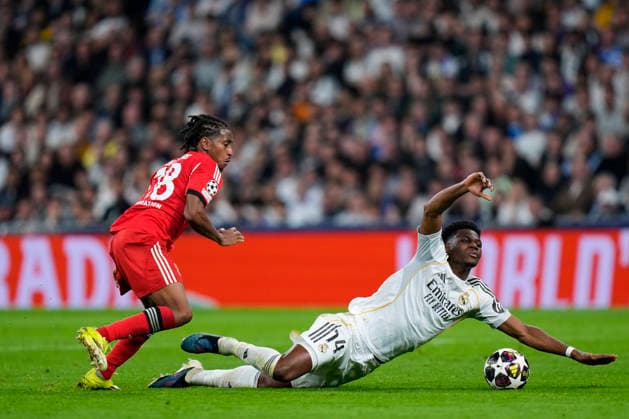 ESP: Real Madrid - SL Benfica. UEFA Champions League. Round of 16. Second Leg. Leandro Barreiro of SL Benfica and Aurelien Tchouameni of Real Madrid CF during the UEFA Champions League match, between Real Madrid and SL Benfica, Round of 16, second leg, played at Santiago Bernabeu Stadium on February 25, 2026 in Madrid, Spain. kpng Copyright: xCesarxCebollax xPRESSINPHOTOx PS_260225_RMA_BEN_065