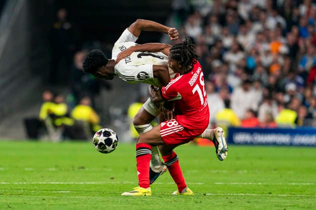 Real Madrid CF s Aurelien Tchouameni (l) and SL Benfica s Leandro Barreiro during Champions League 2025 2026, KO Play-Offs 2nd leg match. February 25, 2026. (2026022557)