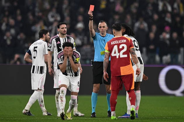 Db Torino 25 02 2026 - Champions League Juventus-Galatasaray foto Daniele Buffa Image nella foto: espulsione Lloyd Kelly 