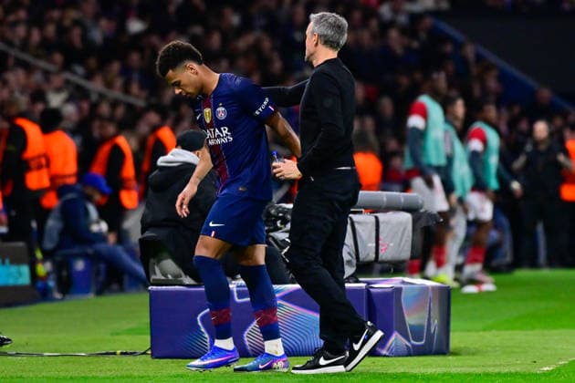 FOOTBALL : PSG vs Monaco - Ligue des Champions - 25 02 2026 Desire Doue ( 14 - PSG ) shake hands with Luis Enrique Martinez ( coach PSG ) during the UEFA Champions League match between Paris Saint Germain and AS Monaco at Parc Des Princes on February 25 , 2026 in Paris, France. ( Photo by Federico Pestellini PsnewZ ) ParisFrance  Copyright: xFedericoxPestellinix
