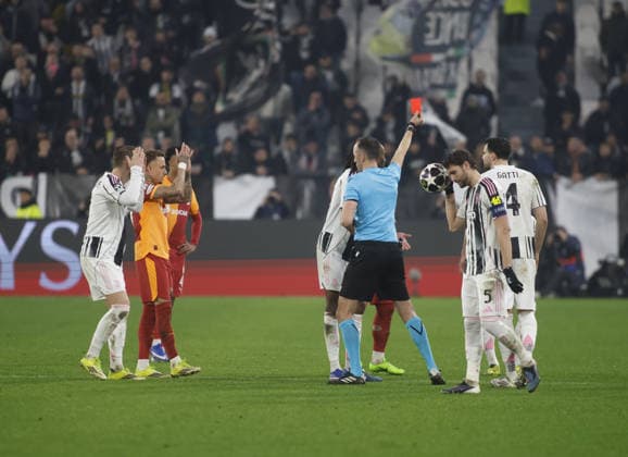 Referee showing a red card to Lloyd Kelly of Juventus FC during the Uefa Champions League, second leg play-off, season 2025-2026, football match between, Juventus FC and Galatasaray SK on 25 February 2026 at Allianz Stadium, Turin, Italy Photo Nderim Kaceli  Copyright: xNderimxKaceli IPAxSportx xipa-agency.netx xx IPA_72027641 IPA_Agency_IPA72027641