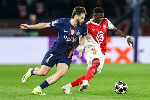 Paris Saint-Germain (PSG) v AS Monaco - UCL PARIS, FRANCE - FEBRUARY 25: Khvicha Kvaratskhelia of Paris Saint-Germain (L) and Lamine Camara of AS Monaco during the UEFA Champions League play-off second leg football match between Paris Saint-Germain (PSG) and AS Monaco at the Parc des Princes stadium in Paris. Ibrahim Ezzat Anadolu Paris France. Editorial use only. Please get in touch for any other usage.  Copyright: x2026xAnadoluxÄ°brahimxEzzatx