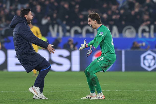 Atalanta v Borussia Dortmund, UEFA Champions League, Bergamo, Italy Bergamo, Italy. 25th, February 2026. Goalkeeper Marco Carnesecchi (29) of Atalanta seen in celebration with Marco Sportiello atthe UEFA Champions League match between Atalanta B.C. and Borussia Dortmund at New Balance Arena in Bergamo. Italy, Bergamo  Copyright: xGonzalesxPhoto StefanoxNicolix