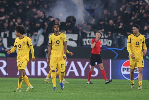 Atalanta v Borussia Dortmund, UEFA Champions League, Bergamo, Italy Bergamo, Italy. 25th, February 2026. Carney Chukwuemeka (17) of Borussia Dortmund seen disappointed at the UEFA Champions League match between Atalanta B.C. and Borussia Dortmund at New Balance Arena in Bergamo. Italy, Bergamo  Copyright: xGonzalesxPhoto StefanoxNicolix