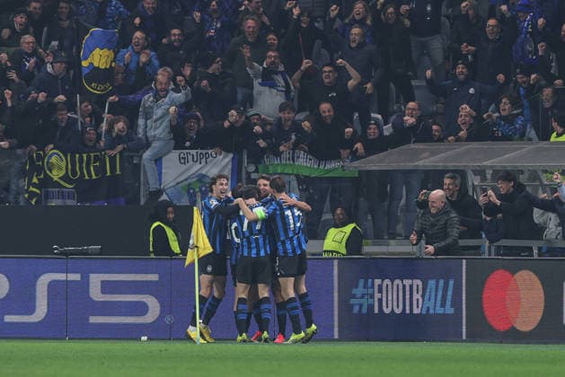 Atalanta v Borussia Dortmund, UEFA Champions League, Bergamo, Italy Bergamo, Italy. 25th, February 2026. Celebraiton after Lazar Samardzic of Atalanta scores for 4-1 from the panelty spot during the UEFA Champions League match between Atalanta B.C. and Borussia Dortmund at New Balance Arena in Bergamo. Italy, Bergamo  Copyright: xGonzalesxPhoto StefanoxNicolix
