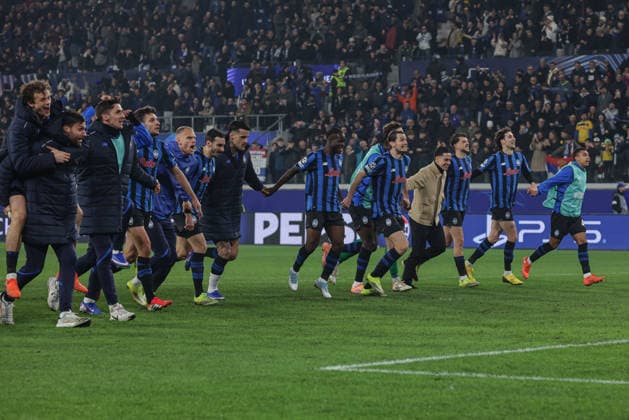 Atalanta v Borussia Dortmund, UEFA Champions League, Bergamo, Italy Bergamo, Italy. 25th, February 2026. The Atalanta players celebrate the win after UEFA Champions League match between Atalanta B.C. and Borussia Dortmund at New Balance Arena in Bergamo. Italy, Bergamo  Copyright: xGonzalesxPhoto StefanoxNicolix