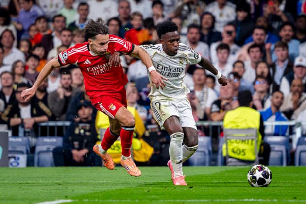 Real Madrid CF v SL Benfica - UEFA Champions League 2025 26 League Knockout Play-off Second Leg Vinicius Junior of Real Madrid (R) is in action with the ball defended by Amar Dedic of SL Benfica (L) during the UEFA Champions League 2025 26 League Knockout Play-off Second Leg match between Real Madrid C.F. and SL Benfica at Estadio Santiago Bernabeu on February 25, 2026 in Madrid, Spain. Madrid Estadio Santiago Bernabeu Madrid Spain Copyright: xAlbertoxGardinx AGardin_20260225_Foot_Champ_Rea_Mad_Ben_0844