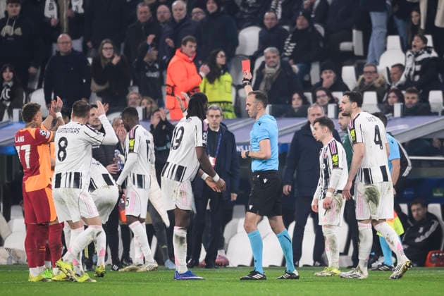 Juventus FC v Galatasaray SK - UEFA Champions League The referee Joao Pinheiro shows a red card to Lloyd Kelly of Juventus FC during the UEFA Champions League 2025 26 knockout phase play-off second leg football match between Juventus FC and Galatasaray SK. Turin Italy Copyright: xNicolòxCampox