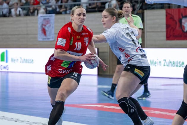 Handball Bundesliga Women,HBF, Season 2025 2026 SV Union Halle Neustadt vs BSV Sachsen Zwickau Halle, Germany February 25, 2026 In the picture from left Lea Gruber Halle and Charlotte Kähr Kaehr Zwickau Halle Saale SWH Arena Sachsen Anhalt Germany