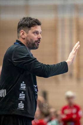 Handball Bundesliga Women,HBF, Season 2025 2026 SV Union Halle Neustadt vs BSV Sachsen Zwickau Halle, Germany February 25, 2026 In the picture Coach Norman Rentsch Zwickau Halle Saale SWH Arena Sachsen Anhalt Germany