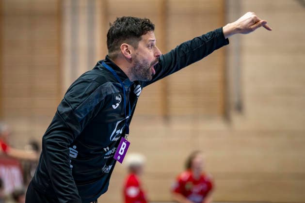 Handball Bundesliga Women,HBF, Season 2025 2026 SV Union Halle Neustadt vs BSV Sachsen Zwickau Halle, Germany February 25, 2026 In the picture Coach Norman Rentsch Zwickau Halle Saale SWH Arena Sachsen Anhalt Germany