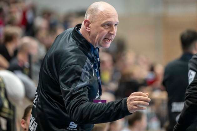 Handball Bundesliga Women,HBF, Season 2025 2026 SV Union Halle Neustadt vs BSV Sachsen Zwickau Halle, Germany February 25, 2026 In the picture goalkeeper coach Thomas Mueller Zwickau , gestures, gestures, gestures, Halle Saale SWH Arena Saxony Anhalt Germany
