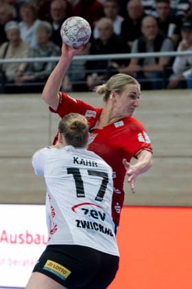 Handball Bundesliga Women,HBF, Season 2025 2026 SV Union Halle Neustadt vs BSV Sachsen Zwickau Halle, Germany February 25, 2026 In the picture from left in duel Charlotte Kähr Kaehr Zwickau and Lea Gruber Halle Halle Saale SWH Arena Sachsen Anhalt Germany