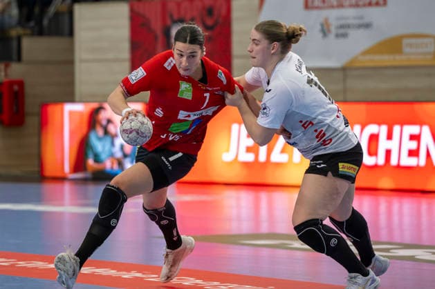 Handball Bundesliga Women,HBF, Season 2025 2026 SV Union Halle Neustadt vs BSV Sachsen Zwickau Halle, Germany February 25, 2026 In the picture from left in duel Lynn Molenaar Halle and Charlotte Kähr Kaehr Zwickau Halle Saale SWH Arena Sachsen Anhalt Germany