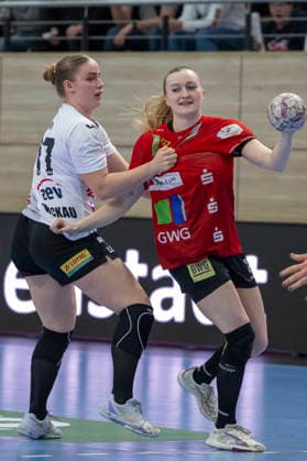 Handball Bundesliga Women,HBF, Season 2025 2026 SV Union Halle Neustadt vs BSV Sachsen Zwickau Halle, Germany February 25, 2026 In the picture from left in duel Charlotte Kähr Kaehr Zwickau and Cara Reuthal Halle Halle Saale SWH Arena Sachsen Anhalt Germany